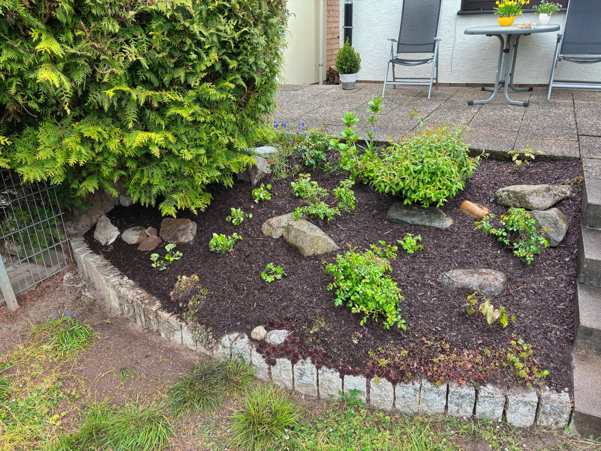 Bepflanztes Beet mit Natursteinen